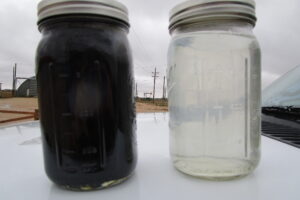 A jar of dirty water and a jar of clean water